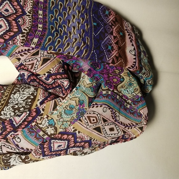 Paisley printed Large Women's Wrap Scarf. - Picture 9 of 13